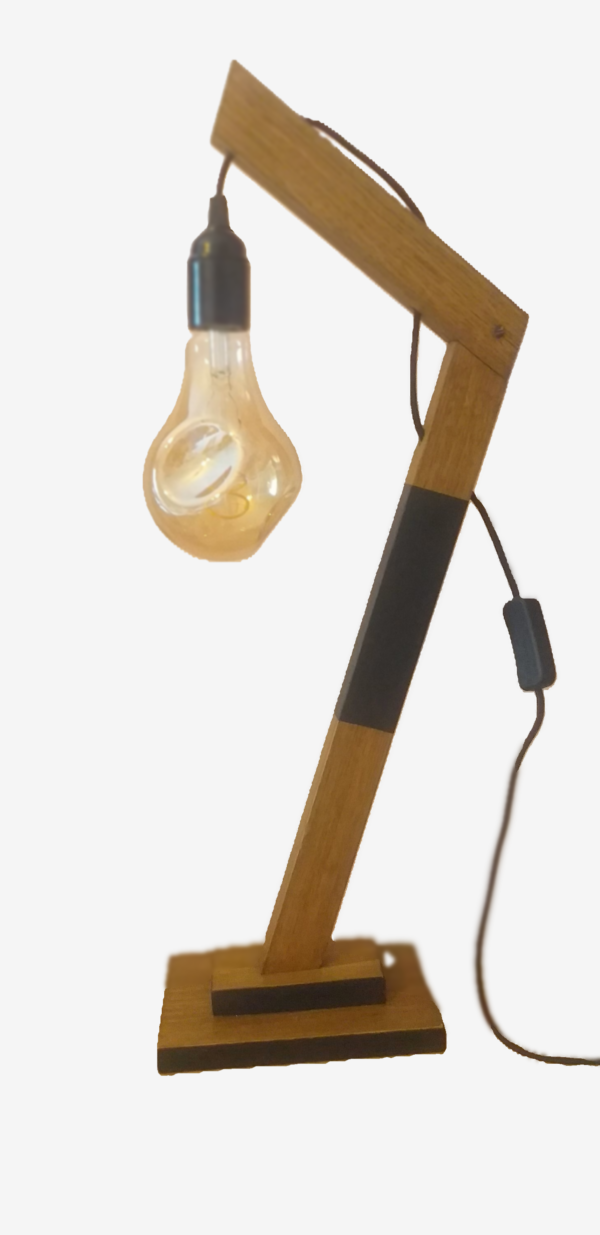 Lampe artisanale en bois bicolore, une pièce unique qui allie élégance et originalité. Fabriquée à partir de bois revalorisé, elle reflète une démarche écologique et durable. Son design met en valeur les veines naturelles et irrégularités du bois, offrant une esthétique authentique. Avec ses dimensions compactes et son ampoule LED à lumière douce, elle crée une ambiance chaleureuse. Le cordon textile noir vintage renforce son style industriel, tandis que ses composants homologués CE assurent sécurité et qualité. Une lampe parfaite pour ajouter charme et caractère à tout espace intérieur.