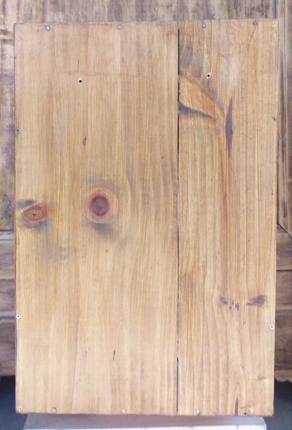 Découvrez nos Meuble mural en bois "porte grillagée ". Ajoutez une touche de caractère à votre espace avec ce Meuble mural en bois. unique et charmant.