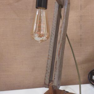 Découvrez cette "Lampe Articulée Industrielle : Élégance et Chaleur en Bois Beige". réalisée à partir de bois revalorisé. Montée sur des pieds stables de 19x12 cm, sa hauteur ajustable varie entre 42 cm et 55 cm. Ce luminaire unique combine style rustique et fonctionnalité, apportant une touche d'élégance et d'originalité à votre décoration intérieure. Son charme artisanal et son design pratique en font une pièce idéale pour sublimer n'importe quel espace.