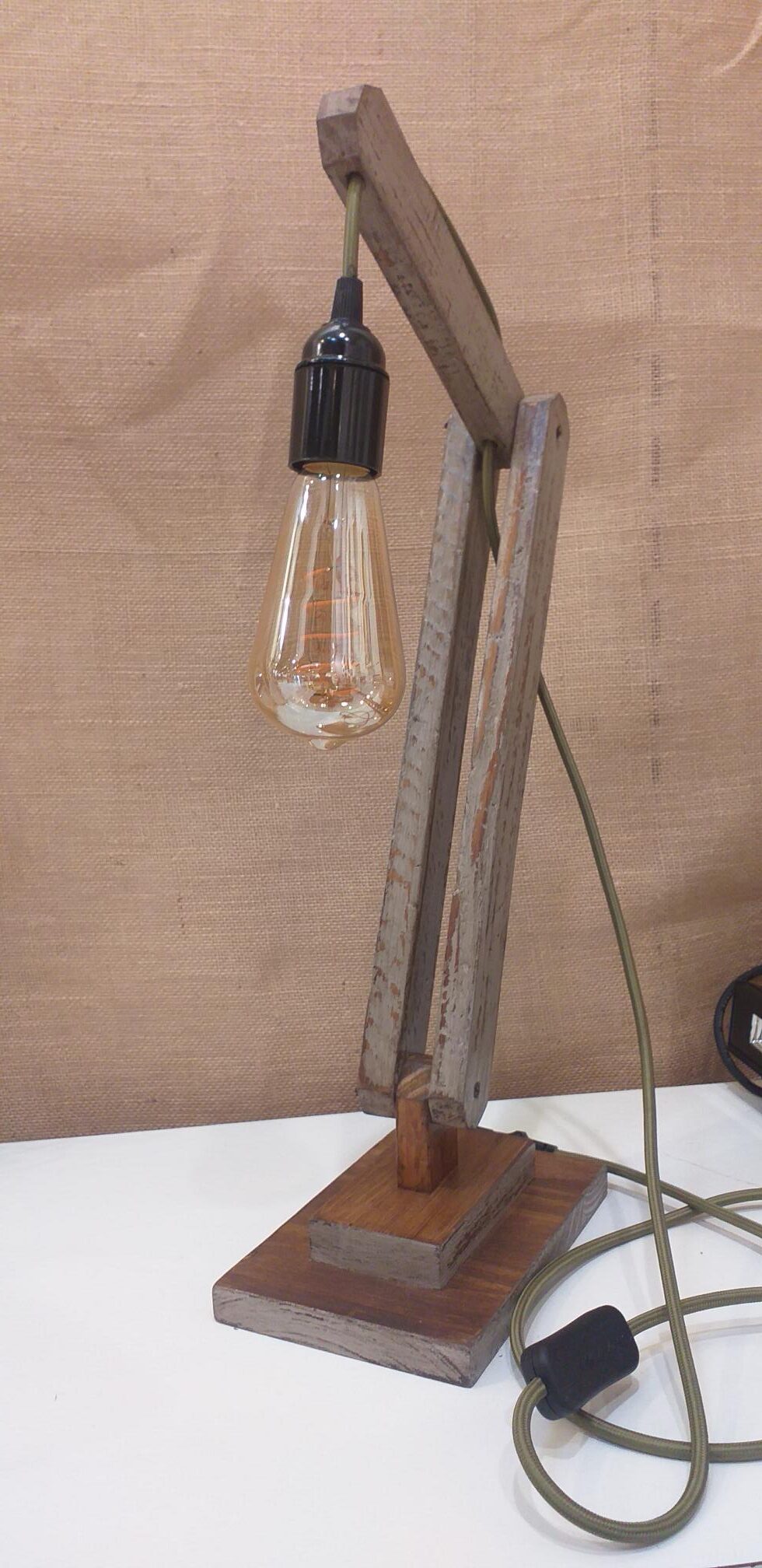 Découvrez cette lampe en bois articulée, de couleur beige vieilli, réalisée à partir de bois revalorisé. Montée sur des pieds stables de 19x12 cm, sa hauteur ajustable varie entre 42 cm et 55 cm. Ce luminaire unique combine style rustique et fonctionnalité, apportant une touche d'élégance et d'originalité à votre décoration intérieure. Son charme artisanal et son design pratique en font une pièce idéale pour sublimer n'importe quel espace.