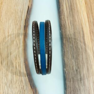 Découvrez ce bracelet bicolore en cuir marron et bleu, conçu avec minutie pour allier style et modernité. Composé de deux lanières de cuir marron cousues et d'une lanière bleu, il est équipé d'un fermoir magnétique en acier inoxydable pour un port sécurisé et élégant. Ce bracelet, confortable et polyvalent, s'adapte à toutes vos tenues. Pour un ajustement sur-mesure, n'oubliez pas de fournir votre tour de poignet lors de la commande. Offrez-vous un accessoire chic et personnalisé qui reflète votre style unique.